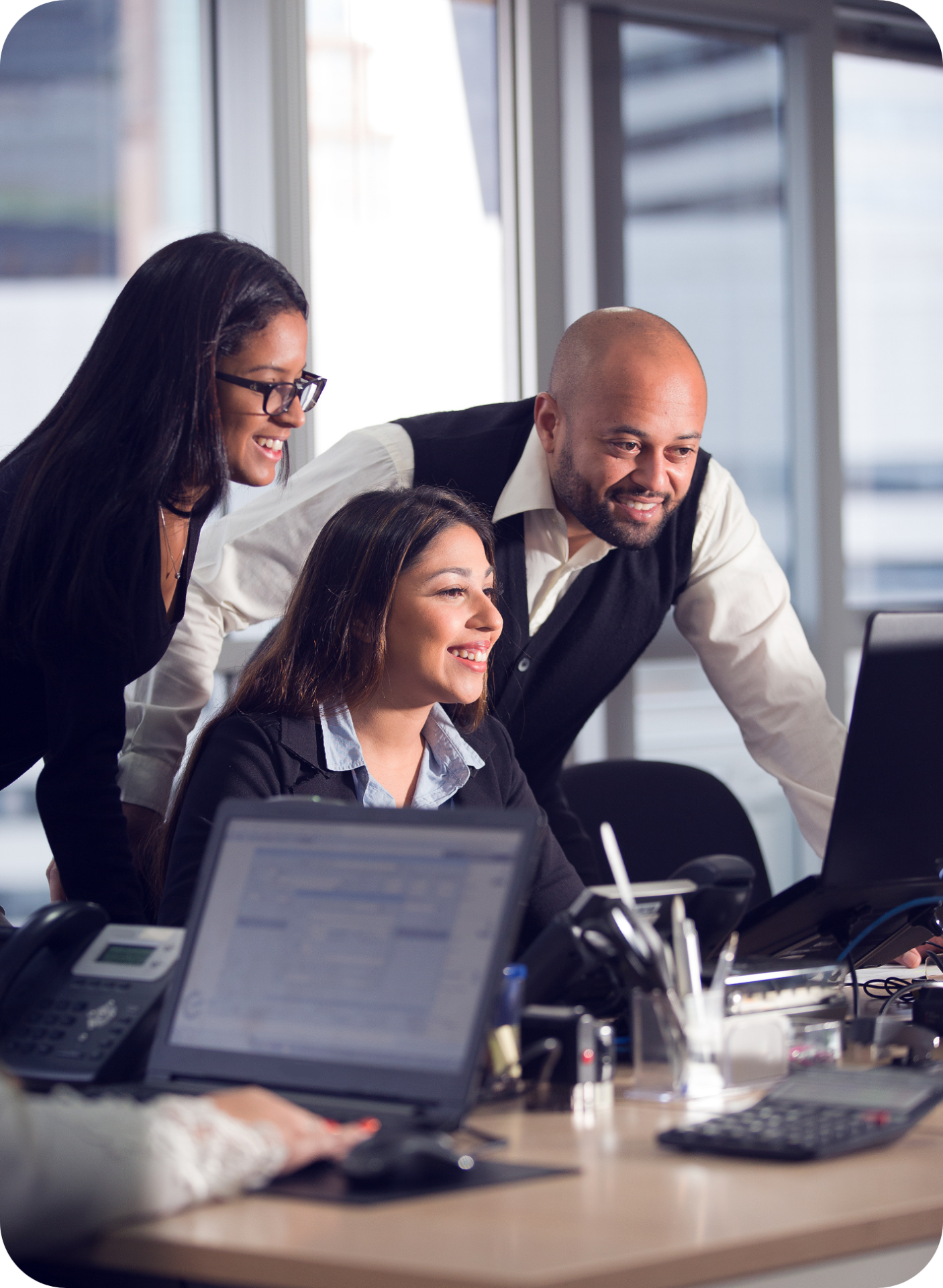 personas-viendo-un-ordenador